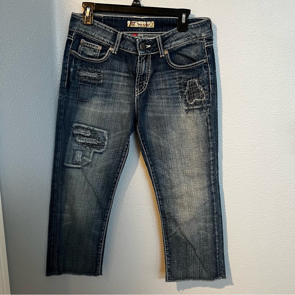 BUCKLE BKE Denim Culture Medium Wash Distressed Stretch Capri Jeans
